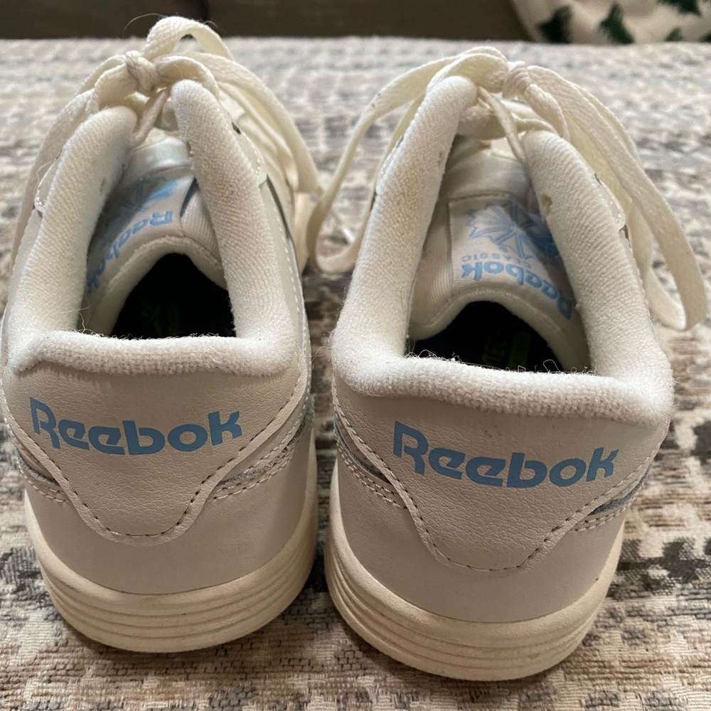 Wonen’s Reebok tennis shoes. Excellent condition. Size 7.5